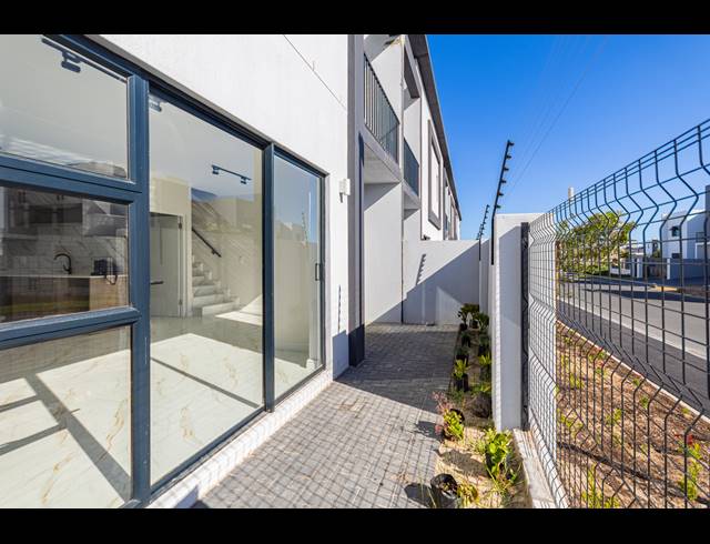 3 BEDROOM TOWNHOUSE FOR SALE IN SANDOWN